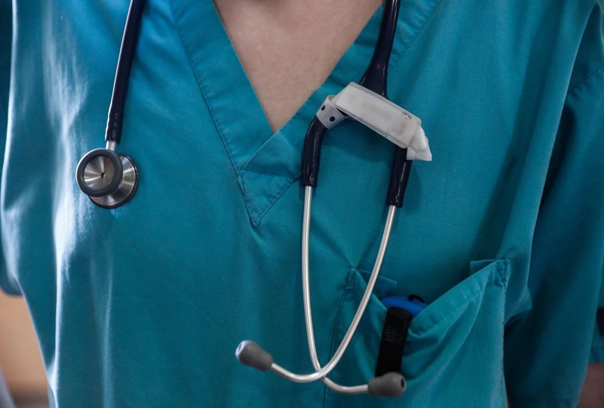 Ζητούσε από γυναίκα με εγκεφαλοπάθεια να διακόψει την αγωγή της
