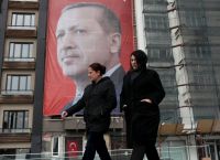 DW: Η 20ετία του Ερντογάν διέλυσε τα δικαιώματα των γυναικών στην Τουρκία – «Ζουν υπό ασφυκτικό έλεγχο»