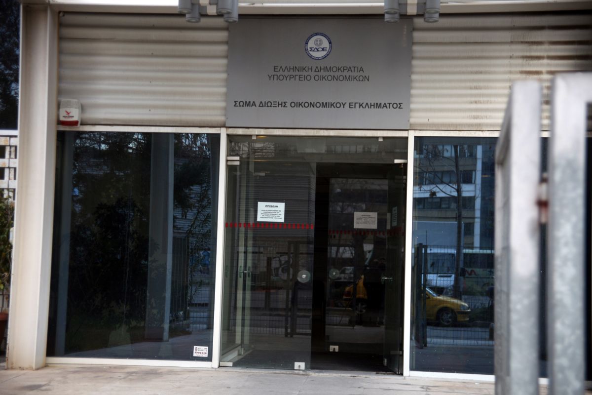 ΣΔΟΕ: Κατασχέθηκαν 10 κοντέινερ με 145.000 μπουκάλια με ποτά «μπόμπες»