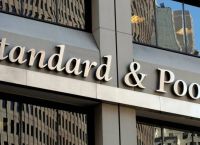 Standard & Poor’s: Αναβάθμισε σε θετικό το «outlook» της ελληνικής οικονομίας