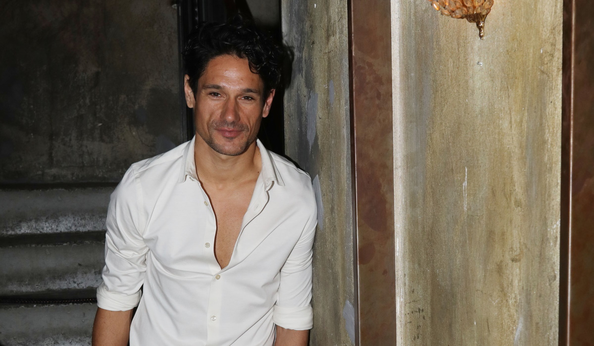 Πάνος Βλάχος: Τραγουδά ημίγυμνος το «Gucci φόρεμα» του Μαζωνακη [vid]