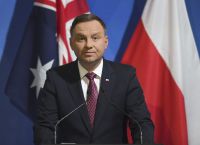 Η Πολωνία συγκρίνει τις ωμότητες στην Μπούτσα με τη σφαγή του Κατίν από τον Στάλιν