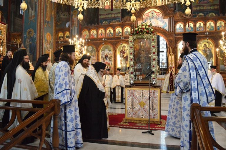 Αγία Βαρβάρα: Ο ράπερ Νίκος Βουρλιώτης ψέλνει τα εγκώμια του επιτάφιου θρήνου [vid]