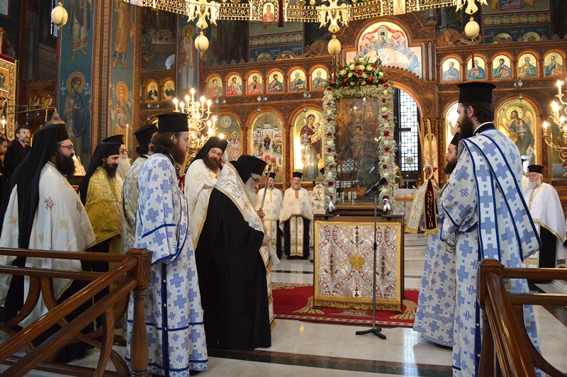 Αγία Βαρβάρα: Ο ράπερ Νίκος Βουρλιώτης ψέλνει τα εγκώμια του επιτάφιου θρήνου [vid]