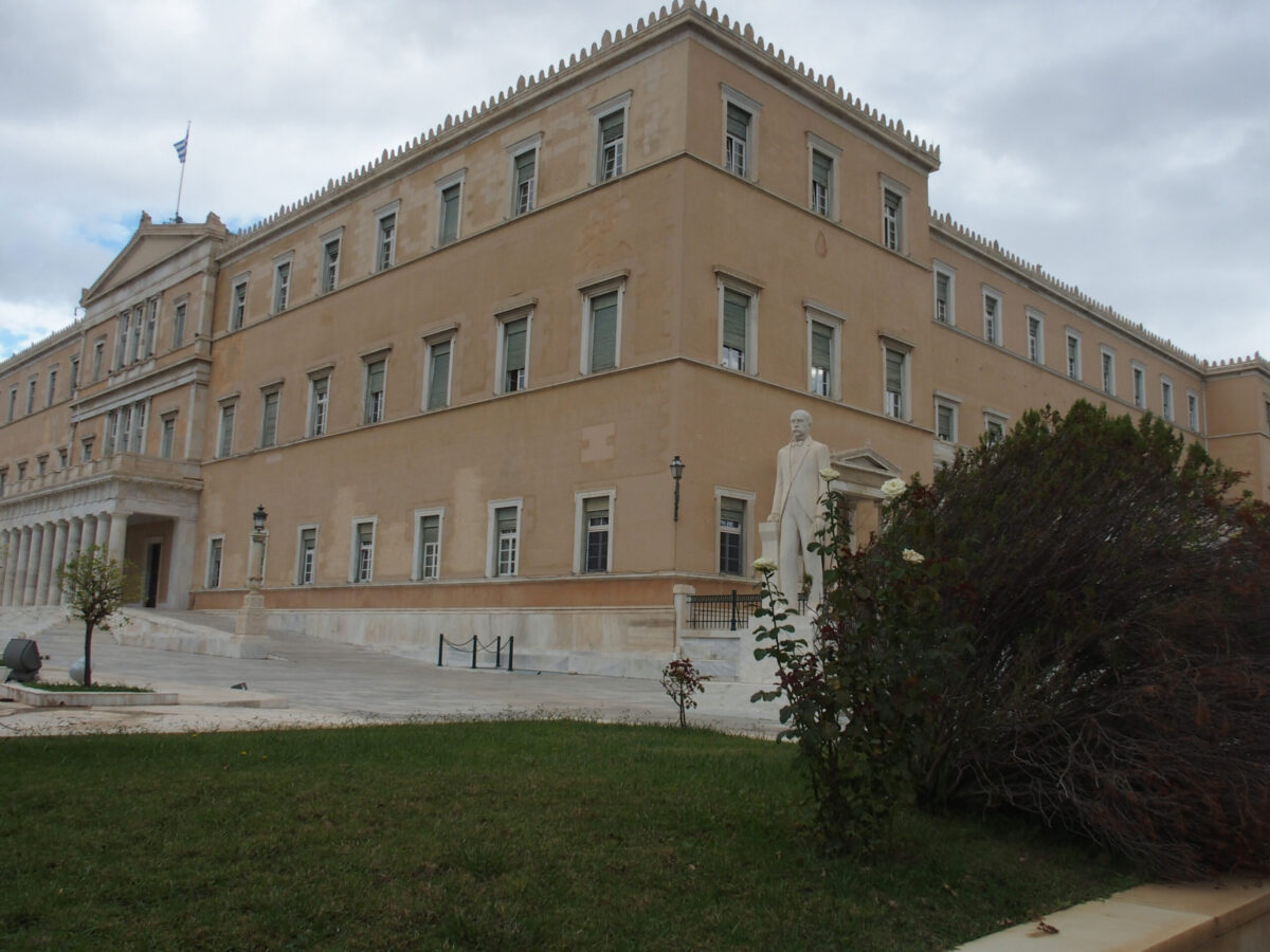 Πάνω από 6 στους 10 πολίτες δεν τiς εμπιστεύονται, σύμφωνα με έρευνα