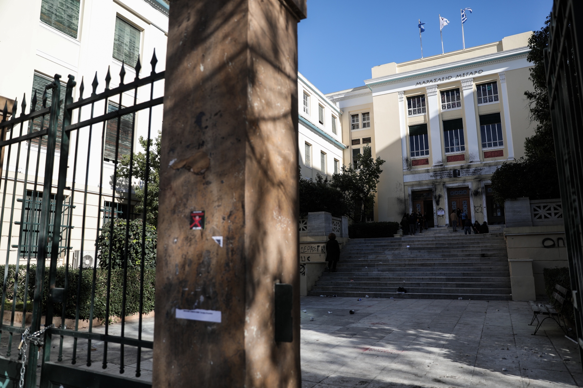 Κλειστή η Πατησίων από φωτιές σε κάδους στο ύψος της ΑΣΟΕΕ