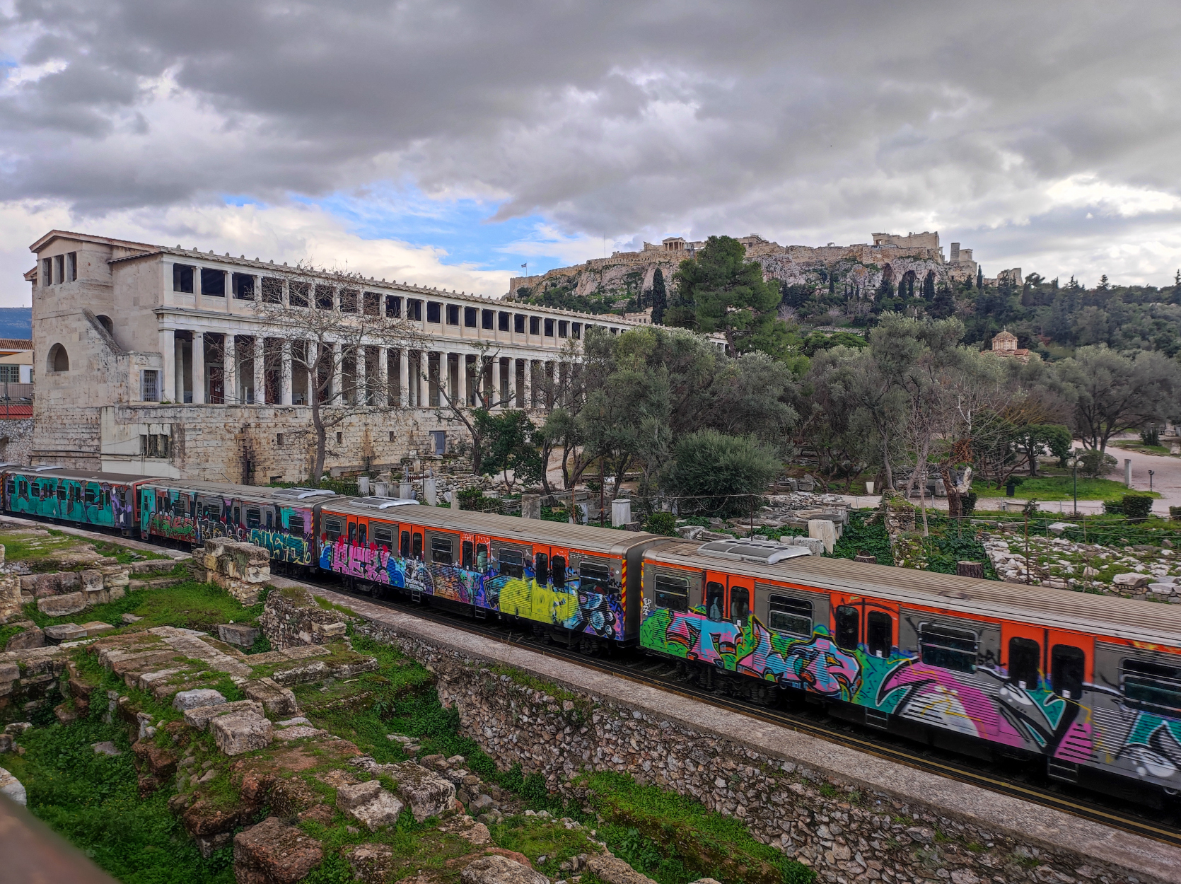 Ληστεία στην Ακρόπολη: Δίωξη για απόπειρα ανθρωποκτονίας στον 17χρονο δράστη