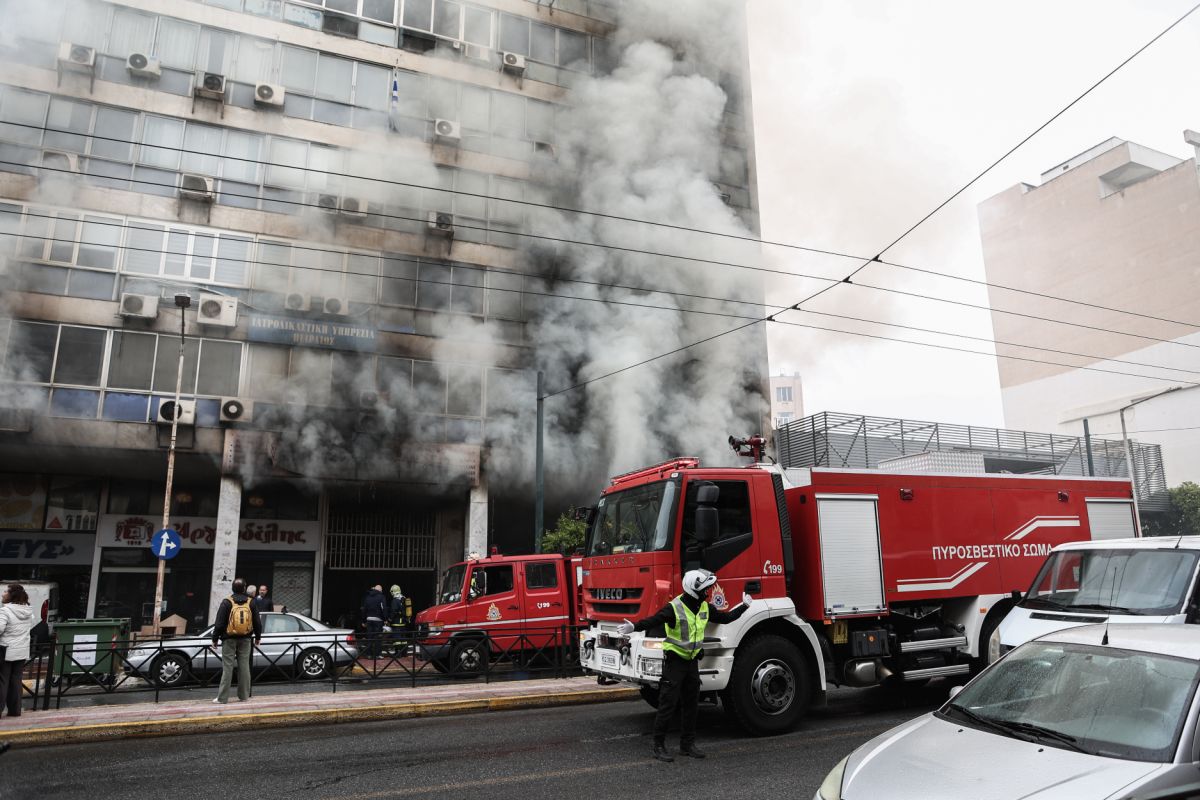 Πειραιάς: Υπό έλεγχο η φωτιά σε χρωματοπωλείο