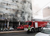 Πειραιάς: Υπό έλεγχο η φωτιά σε χρωματοπωλείο