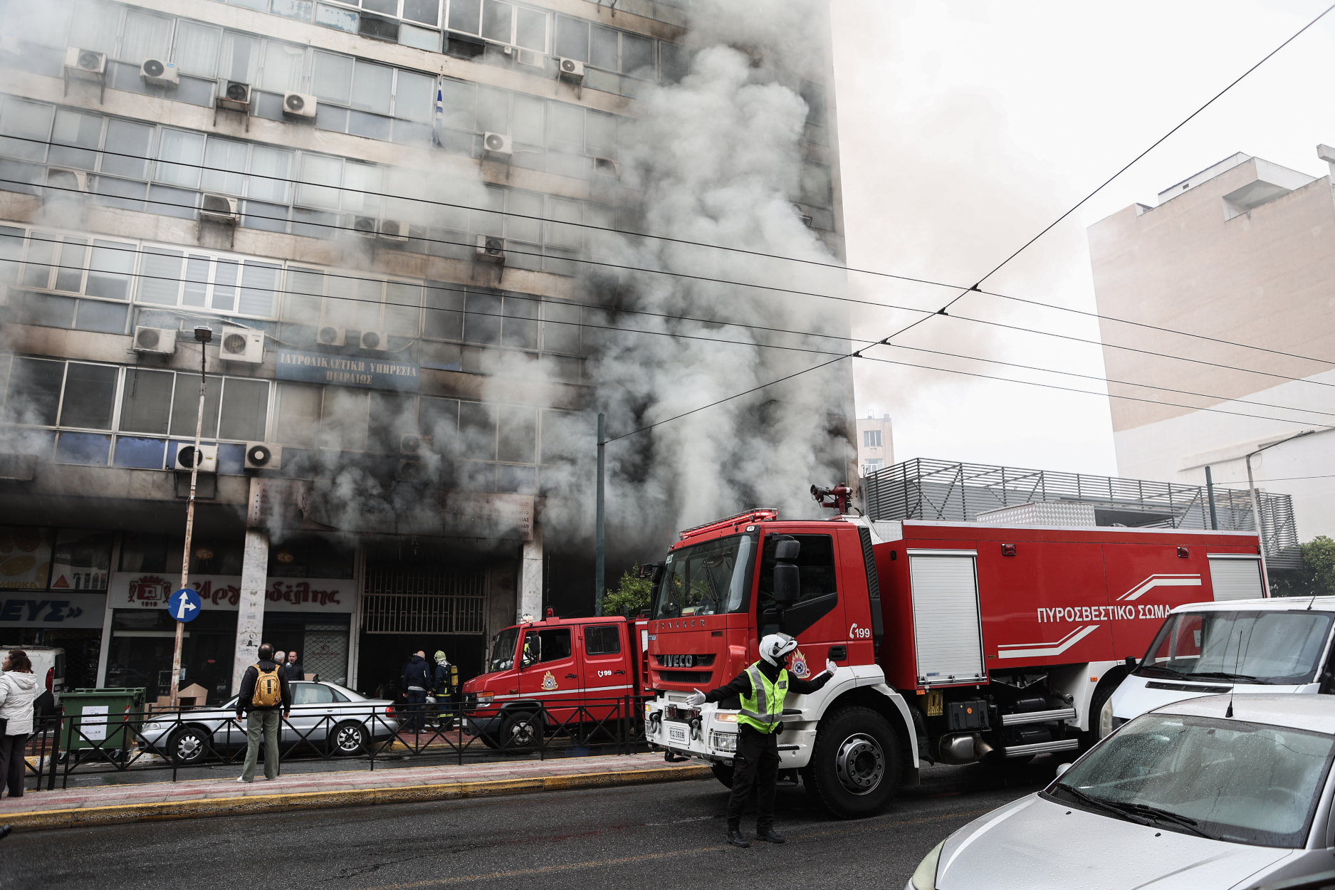 Πειραιάς: Υπό έλεγχο η φωτιά σε χρωματοπωλείο