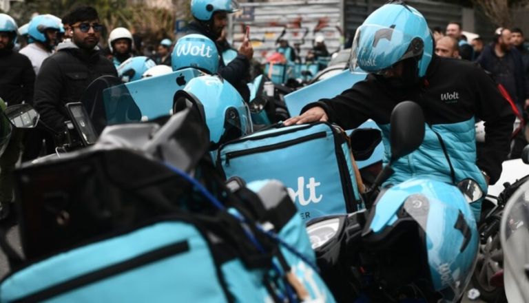 Τι απαντά η Wolt με αφορμή τις κινητοποιήσεις διανομέων της