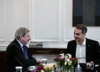 Συνάντηση Μητσοτάκη με τον επίτροπο Προϋπολογισμού της ΕΕ, Γιοχάνες Χαν