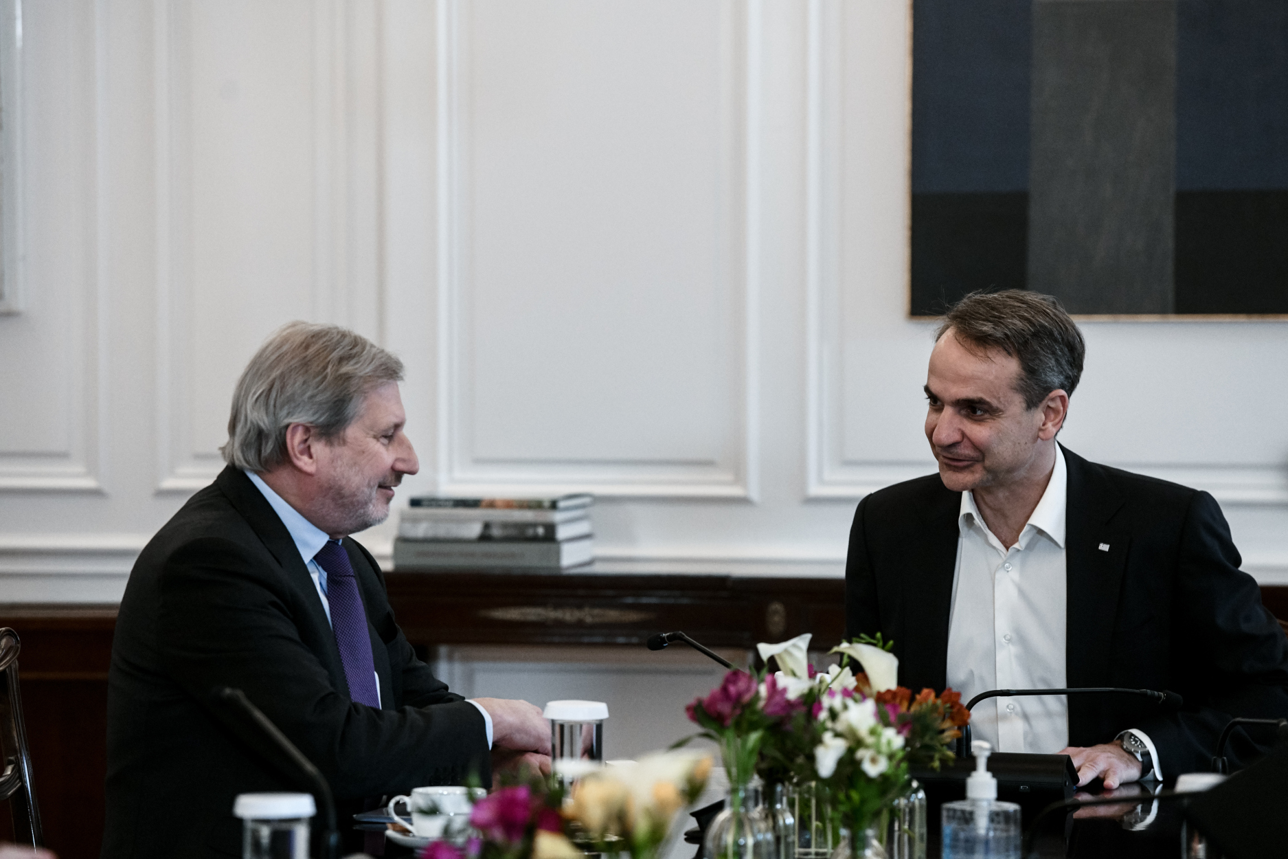 Συνάντηση Μητσοτάκη με τον επίτροπο Προϋπολογισμού της ΕΕ, Γιοχάνες Χαν