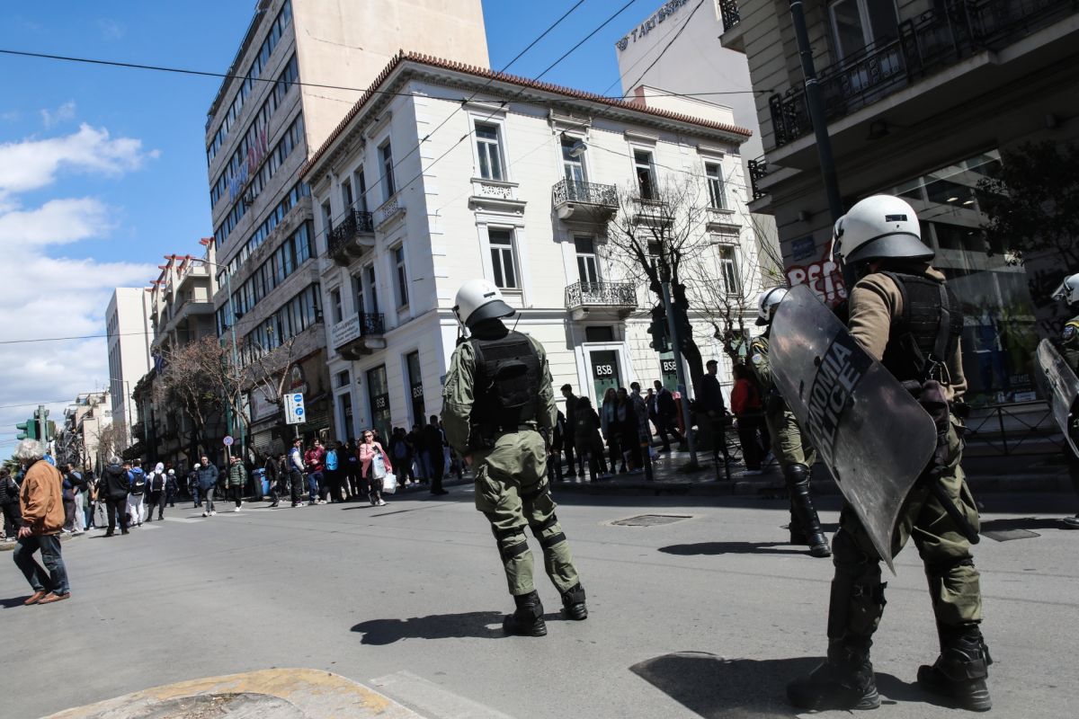 Νέα επεισόδια έξω από την ΑΣΟΕΕ: Πετροπόλεμος και χημικά