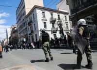 Νέα επεισόδια έξω από την ΑΣΟΕΕ: Πετροπόλεμος και χημικά