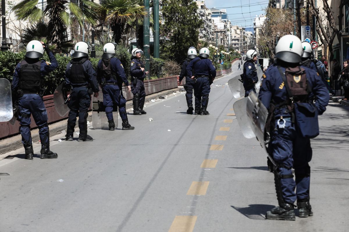 Συνελήφθη ο αστυνομικός που πυροβόλησε στον αέρα έξω από τη ΑΣΟΕΕ [vid]