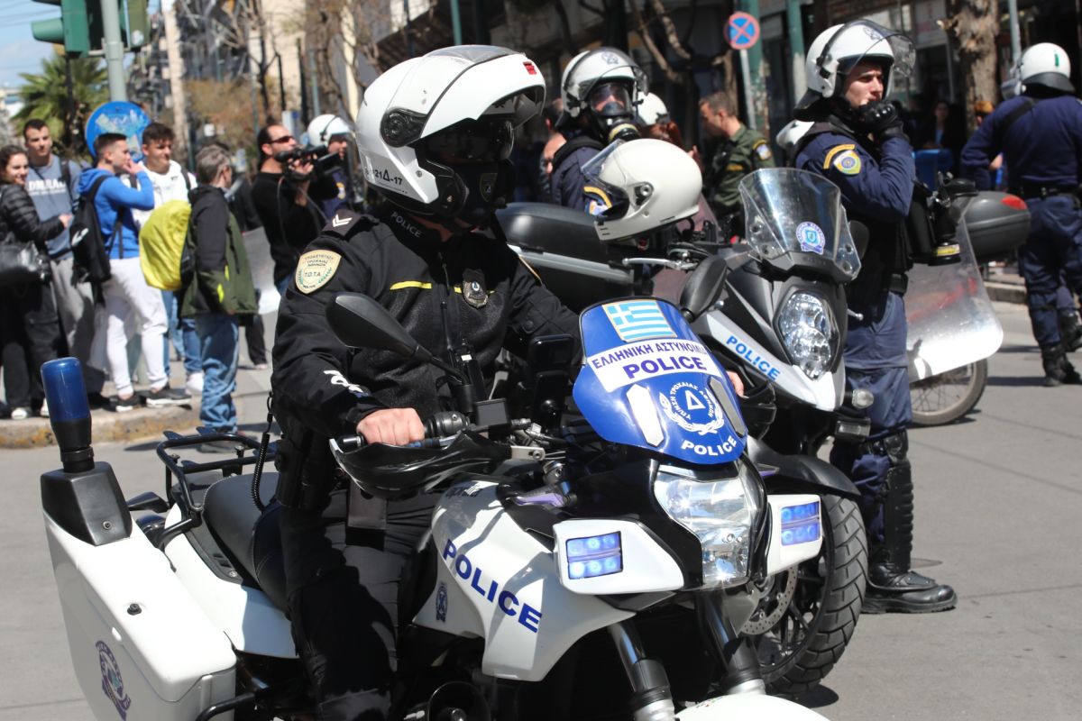 ΑΣΟΕΕ: Τι υποστηρίζει ο αστυνομικός που τράβηξε όπλο και έριξε στον αέρα