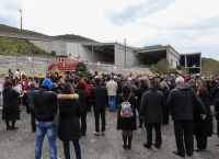 Τέμπη: Θρήνος στο μνημόσυνο για τα θύματα Τέμπη: Θρήνος στο μνημόσυνο για τα θύματα