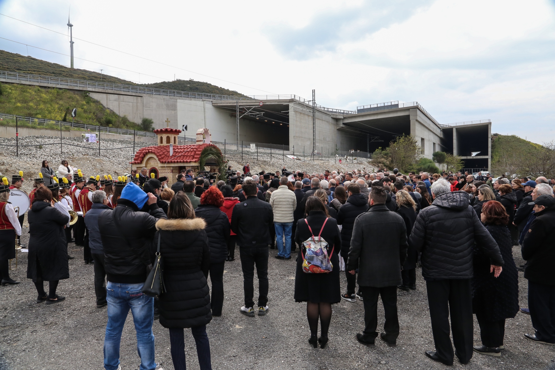Τέμπη: Θρήνος στο μνημόσυνο για τα θύματα