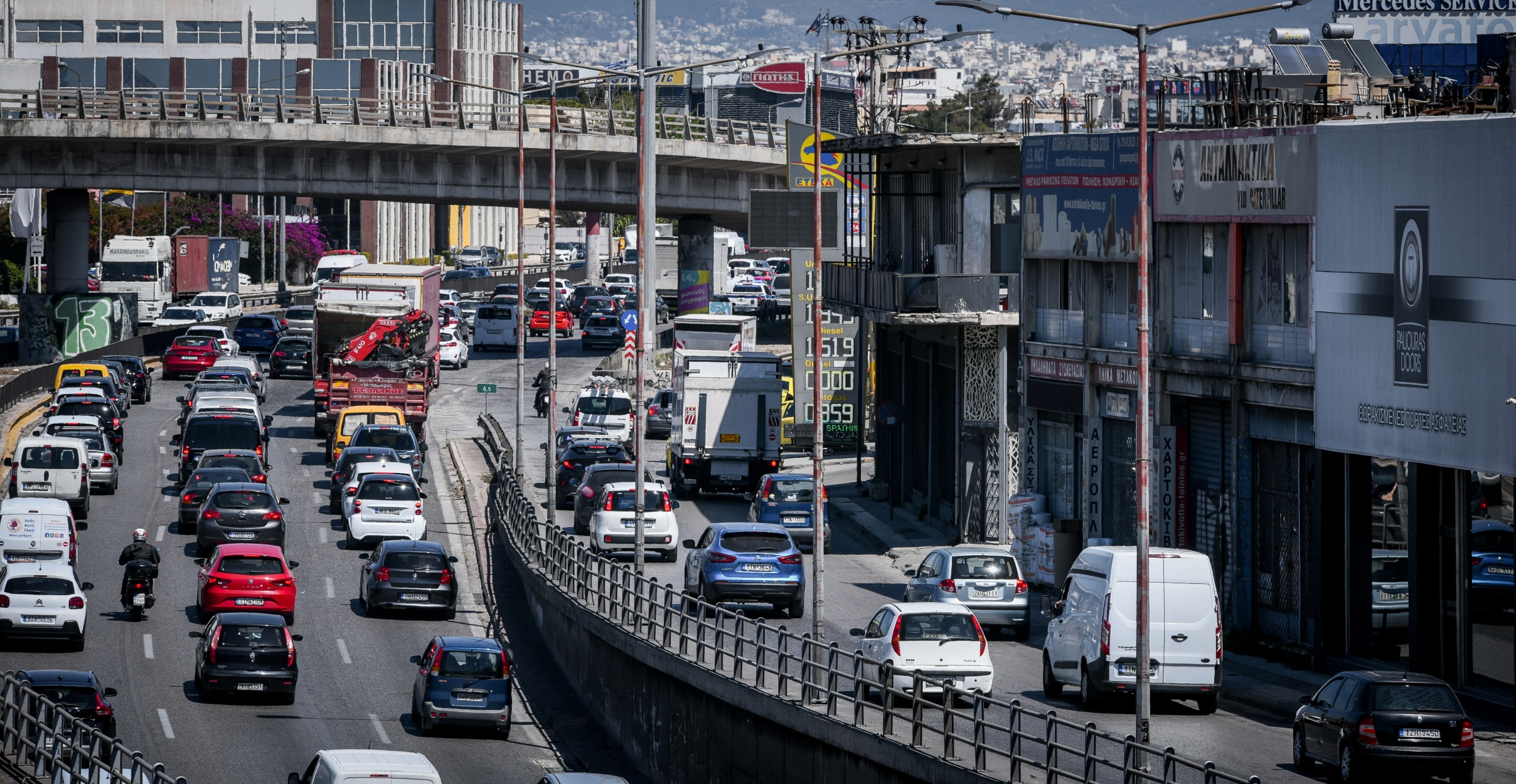 Έξοδος για το Πάσχα: Με γεμάτα αεροπλάνα, πλοία, ΚΤΕΛ και ΙΧ φεύγουν και οι τελευταίοι