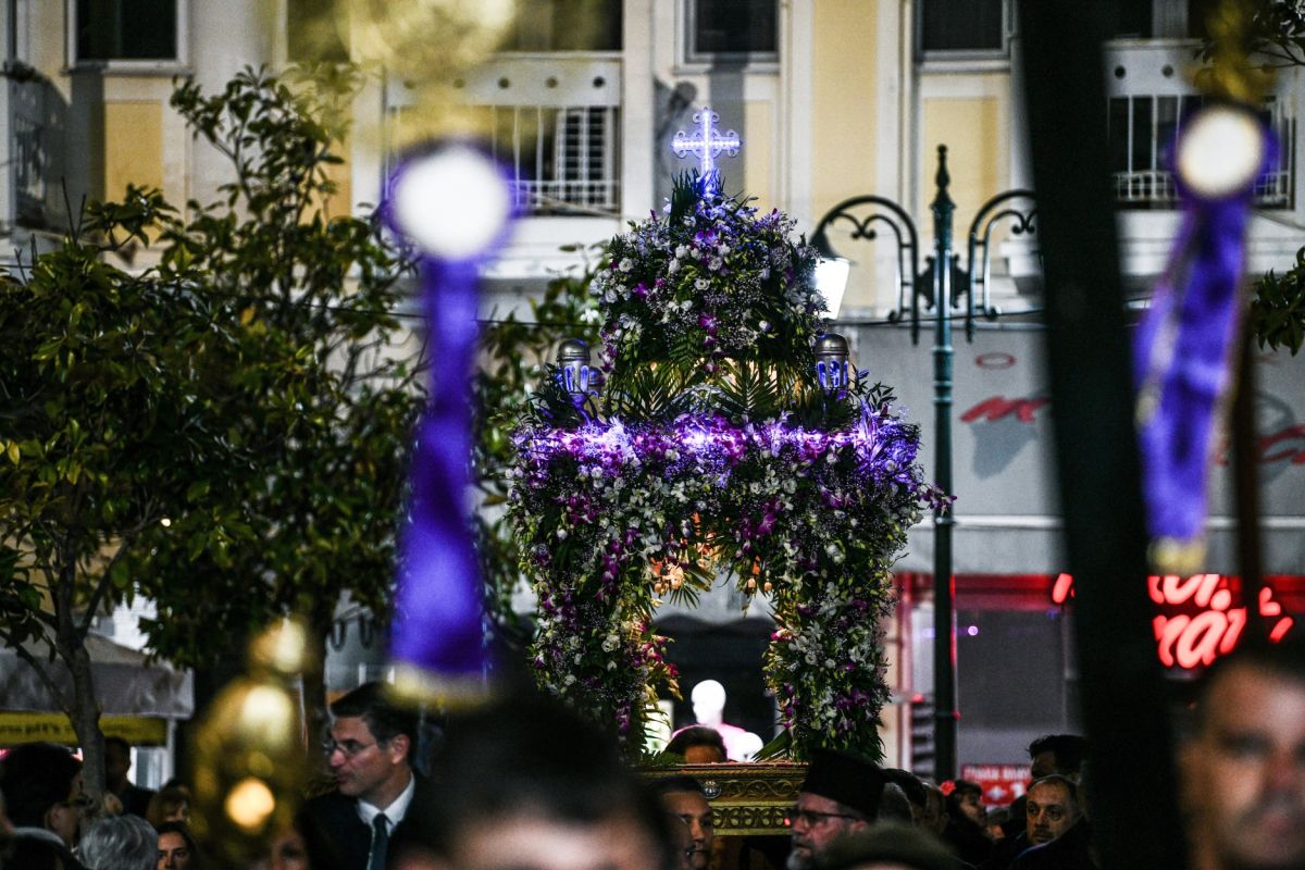 Σε κλίμα κατάνυξης η περιφορά των Επιταφίων [pics,vid]