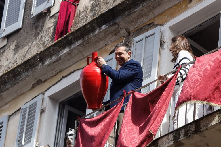 Πάσχα 2023: Ο Τσίπρας πέταξε «μπότη» στην Κέρκυρα [pic]