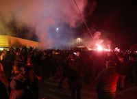 Παναθηναϊκός-ΑΕΚ: Εκατοντάδες οπαδοί της Ένωσης έξω από το ξενοδοχείο μία ώρα πριν αναχωρήσει η αποστολή