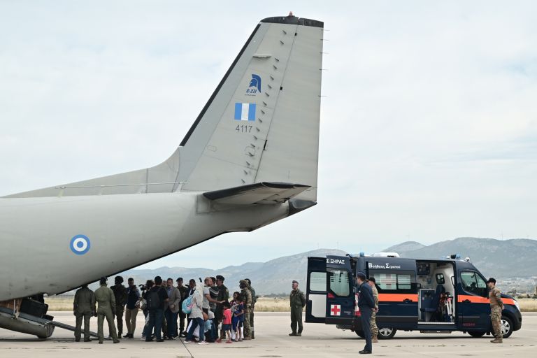 Σουδάν: Έφτασε στην Ελευσίνα η πρώτη πτήση με Έλληνες – Συγκλονιστικές εικόνες [pics]