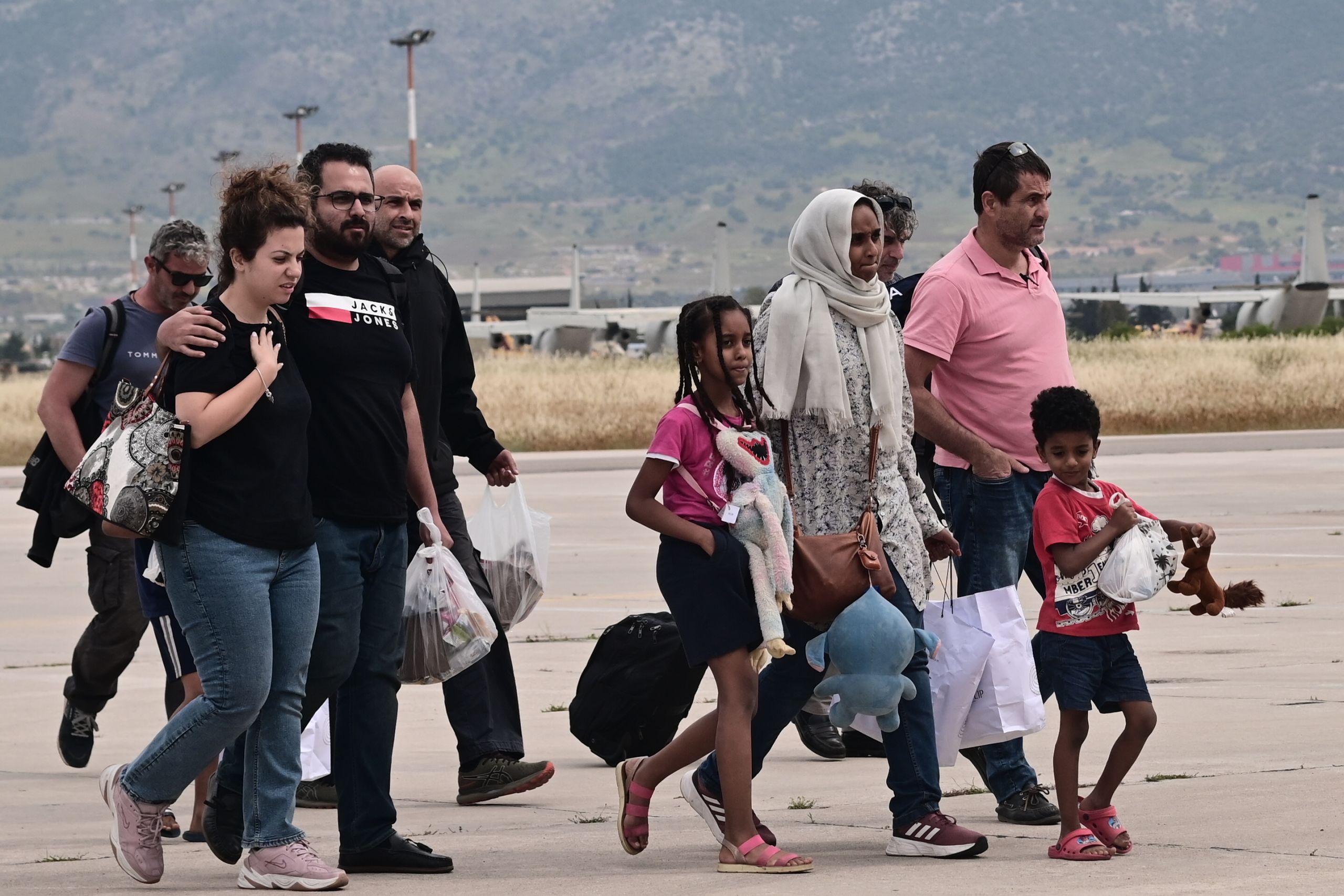 Στο Τζιμπουτί και δεύτερο C-27 της Πολεμικής Αεροπορίας για να παραλάβει Έλληνες