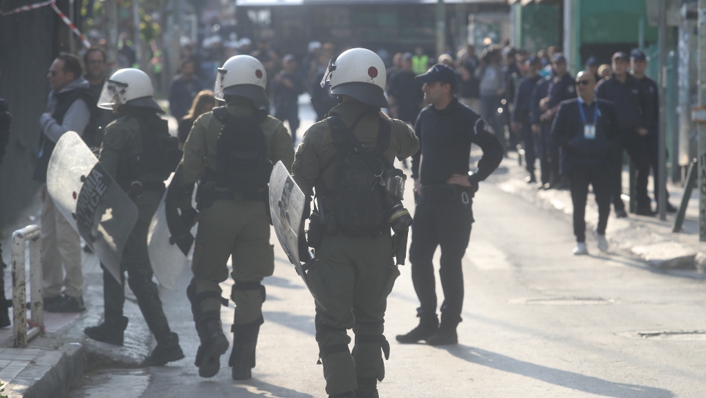 Παναθηναϊκός-ΑΕΚ: Ένταση εξώ από τη Λεωφόρο ανάμεσα σε ΜΑΤ και οπαδούς, χρήση δακρυγόνων από την αστυνομία