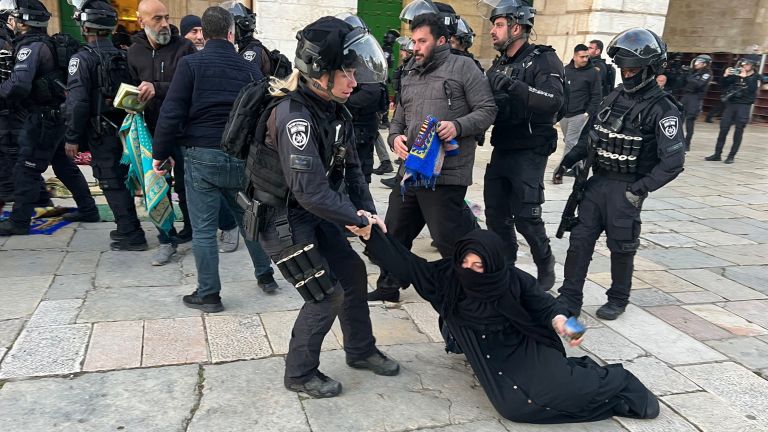 Ισραηλινές αγριότητες στο ισλαμικό τέμενος Αλ Ακσά