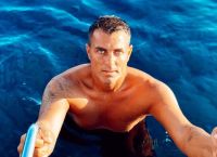 Στέλιος Χανταμπάκης: Έβαλε φούστα και τραγούδησε σαν Ρουβάς με Valentino [vid]