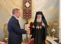 Παραδόθηκε το Άγιο Φως στην ελληνική αποστολή