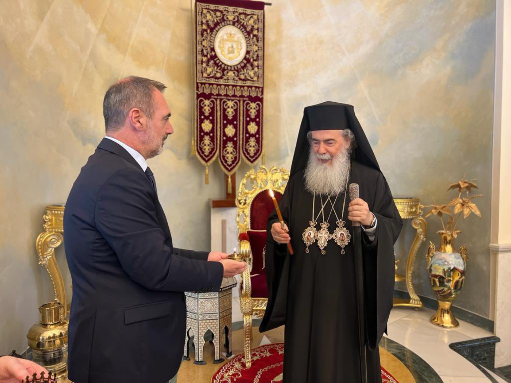 Παραδόθηκε το Άγιο Φως στην ελληνική αποστολή