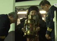 Το Άγιο Φως έφτασε στην Ελλάδα με ειδική πτήση [vid]