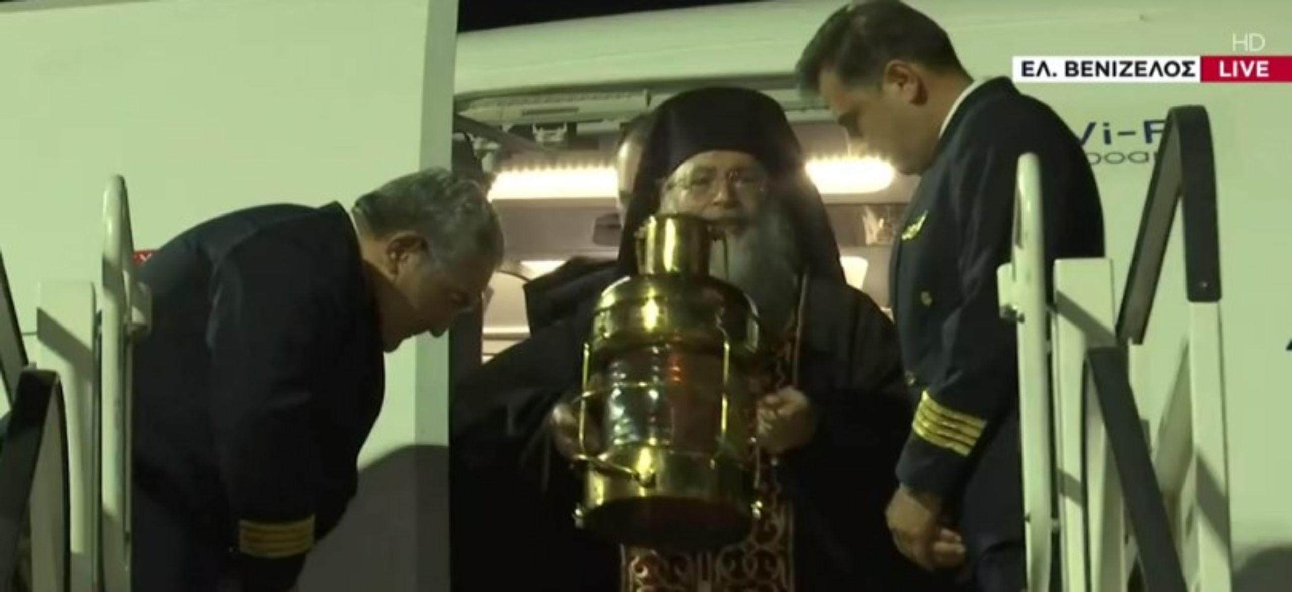 Το Άγιο Φως έφτασε στην Ελλάδα με ειδική πτήση [vid]