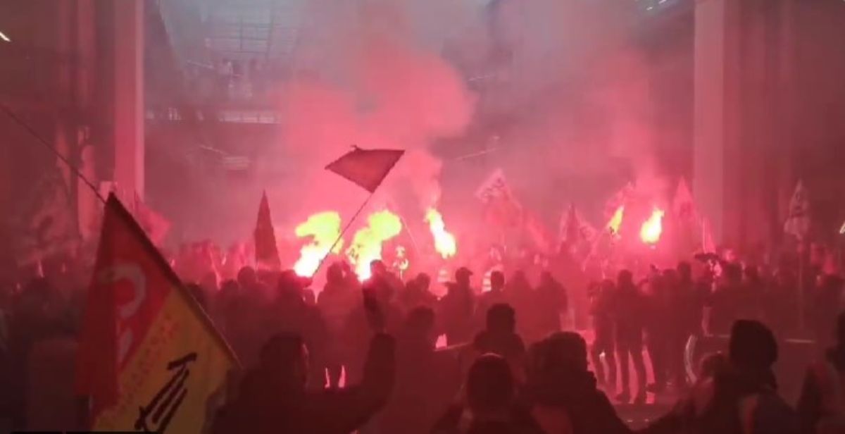 «Καζάνι που βράζει» η Γαλλία – Διαδηλωτές εισέβαλαν στα γραφεία της BlackRock