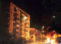 Βόμβες μολότοφ, βεγγαλικά και εκρηκτικά στην Ανάσταση στον Νέο Κόσμο [vid]