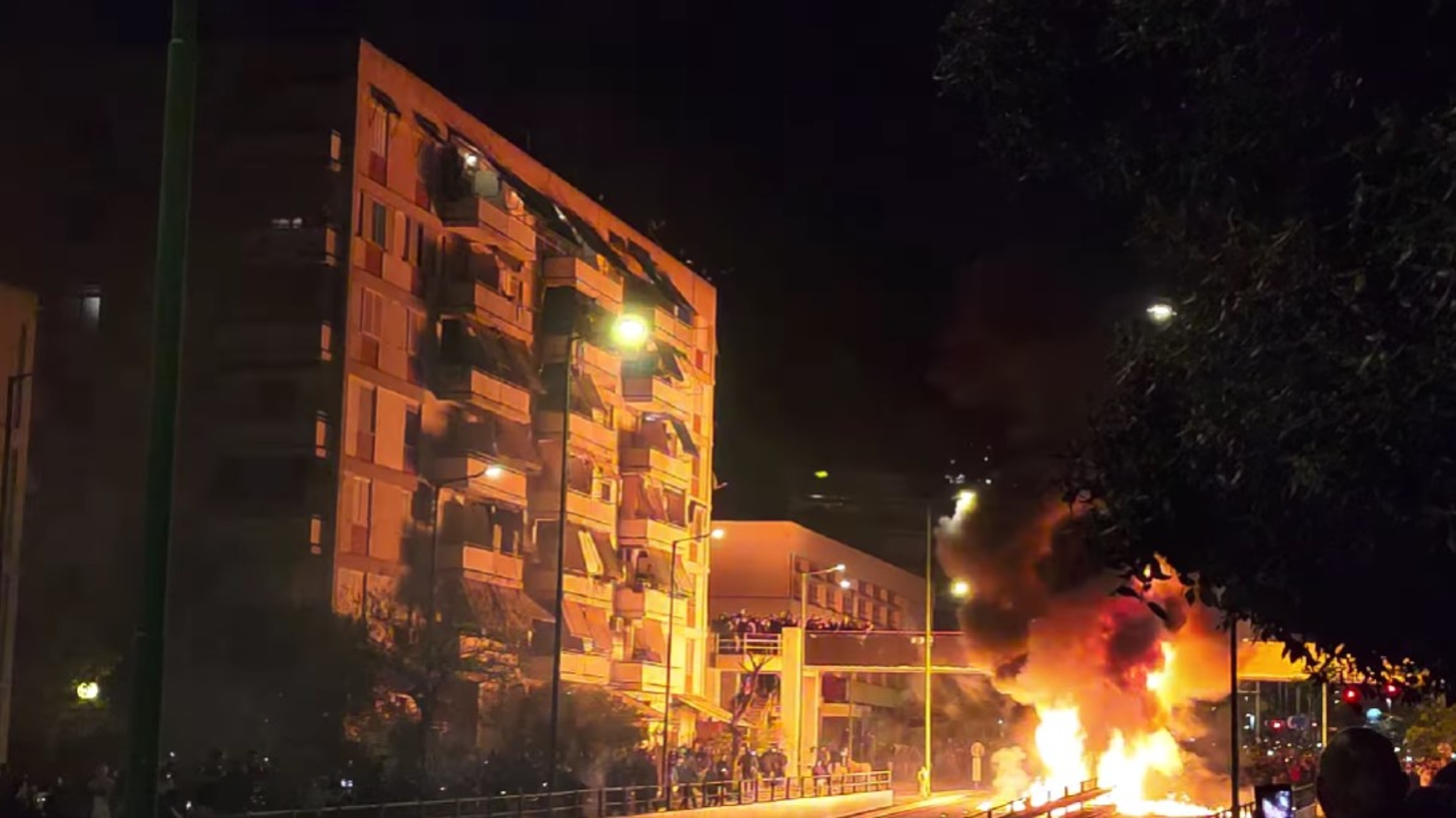 Βόμβες μολότοφ, βεγγαλικά και εκρηκτικά στην Ανάσταση στον Νέο Κόσμο [vid]
