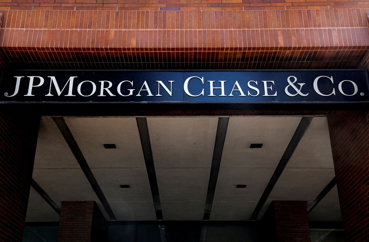 JP Morgan: Ουδέτερη για την Ελλάδα μέχρι να περάσει ο πολιτικός “θόρυβος”