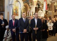 Ανάσταση στον Πύργο της Τήνου έκανε ο Μητσοτάκης με τη σύζυγό του Μαρέβα