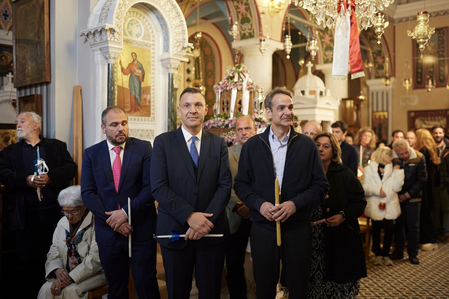 Ανάσταση στον Πύργο της Τήνου έκανε ο Μητσοτάκης με τη σύζυγό του Μαρέβα