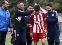 Το απόλυτο Fair Play στο ΑΕΚ – Ολυμπιακός Κ17: Τα ιατρικά επιτελεία αντιμετώπισαν από κοινού τραυματισμό