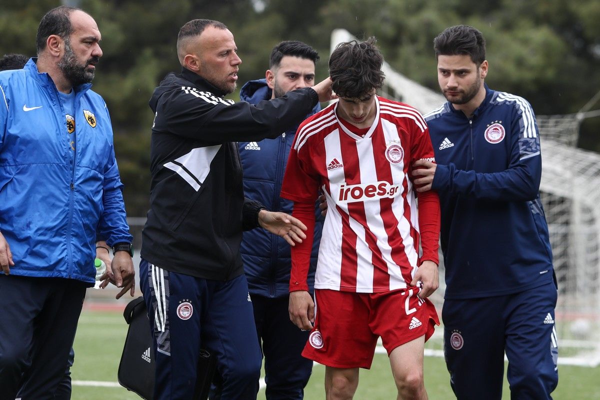 Το απόλυτο Fair Play στο ΑΕΚ – Ολυμπιακός Κ17: Τα ιατρικά επιτελεία αντιμετώπισαν από κοινού τραυματισμό
