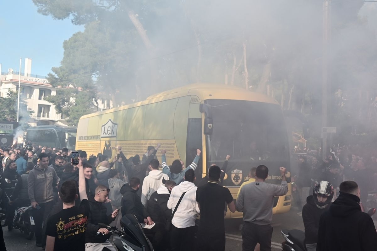 ΑΕΚ: Πανικός στην Κηφισίας από εκατοντάδες μηχανάκια που συνόδευσαν την αποστολή της Ένωσης