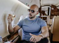 «Μην μιλάτε στα σχολεία για τον μισογυνισμό του Άντριου Τέιτ»