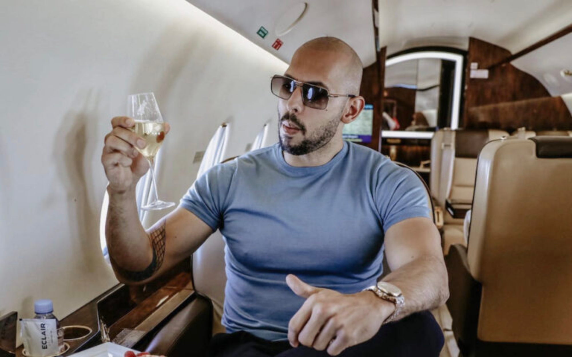 «Μην μιλάτε στα σχολεία για τον μισογυνισμό του Άντριου Τέιτ»