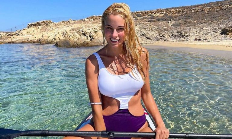 Δούκισσα Νομικού: Σαν δελφίνι κολυμπάει στις Μαλδίβες [vid]