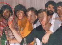 Φωτογραφία-κειμήλιο από το 1981 με τον Γκάλη στη Γιουγκοσλαβία να πίνει μπύρα