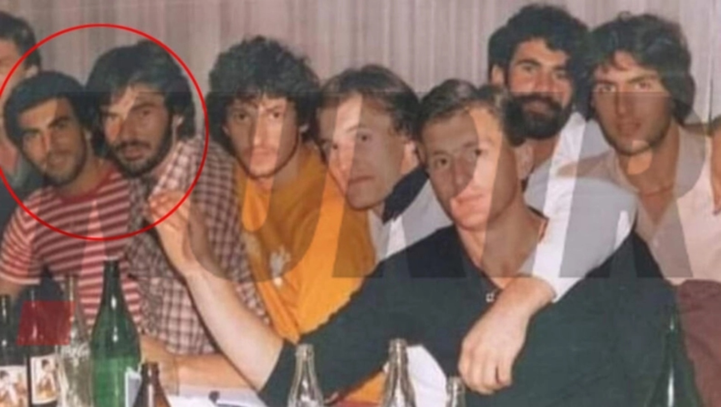 Φωτογραφία-κειμήλιο από το 1981 με τον Γκάλη στη Γιουγκοσλαβία να πίνει μπύρα